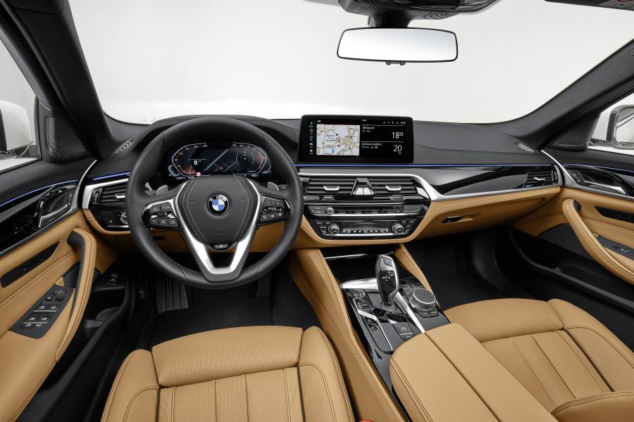 Торпедо BMW 540i Luxury Line (G30) 2020 года  (WW) (фото 25 из 29)